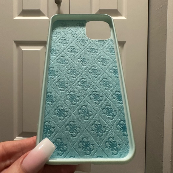 GUESS - Picture 3 of 3